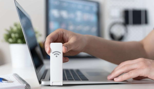 USB Wifi là 1 thiết bị nhỏ gọn, giúp máy tính có thể kết nối với mạng Wifi mà không cần dây cáp.